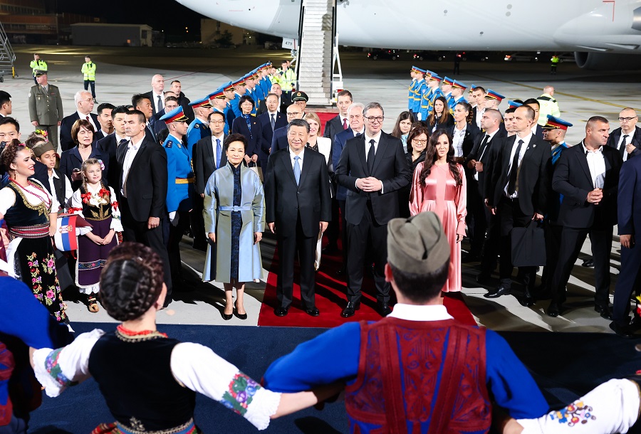 当地时间5月7日晚，国家主席习近平乘专机抵达贝尔格莱德，应塞尔维亚总统武契奇邀请，对塞尔维亚进行国事访问。习近平乘坐专机抵达贝尔格莱德尼古拉·特斯拉国际机场时，塞尔维亚总统武契奇夫妇，对华合作国家委员会主席、前总统尼科利奇夫妇，议长布尔纳比奇，总理武切维奇和外长久里奇等热情迎接。新华社记者 黄敬文 摄